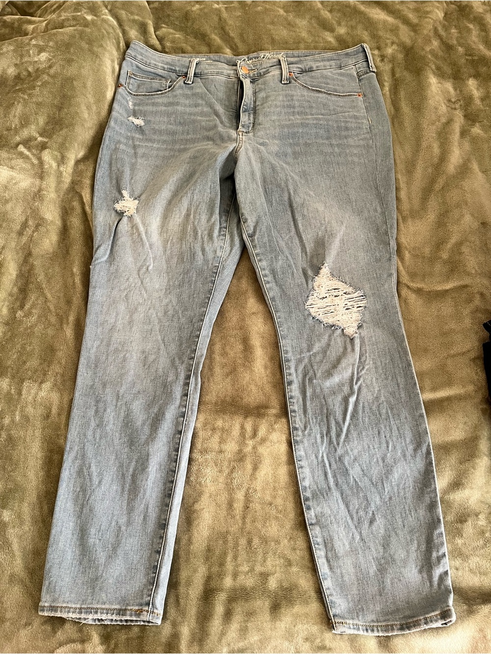Universal Thread Light Blue Slim Straight Distressed Jeans
